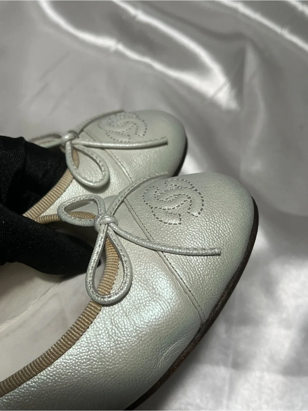 CHANEL white caviar Leather Ballet Flats with Bow and CC Logo